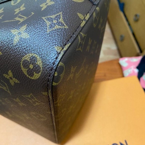 Authentic Louis Vuitton Neo Noe in Noir - Picture 9 of 14
